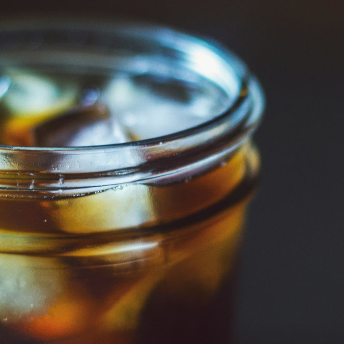 Ein Glas mit Cold Brew Coffee und Eiswürfel in der Nahaufnahme.