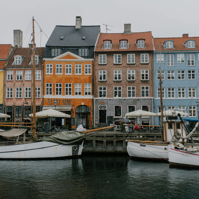 Stadt Kopenhagen mit bunten Häusern und Boten im Wasser