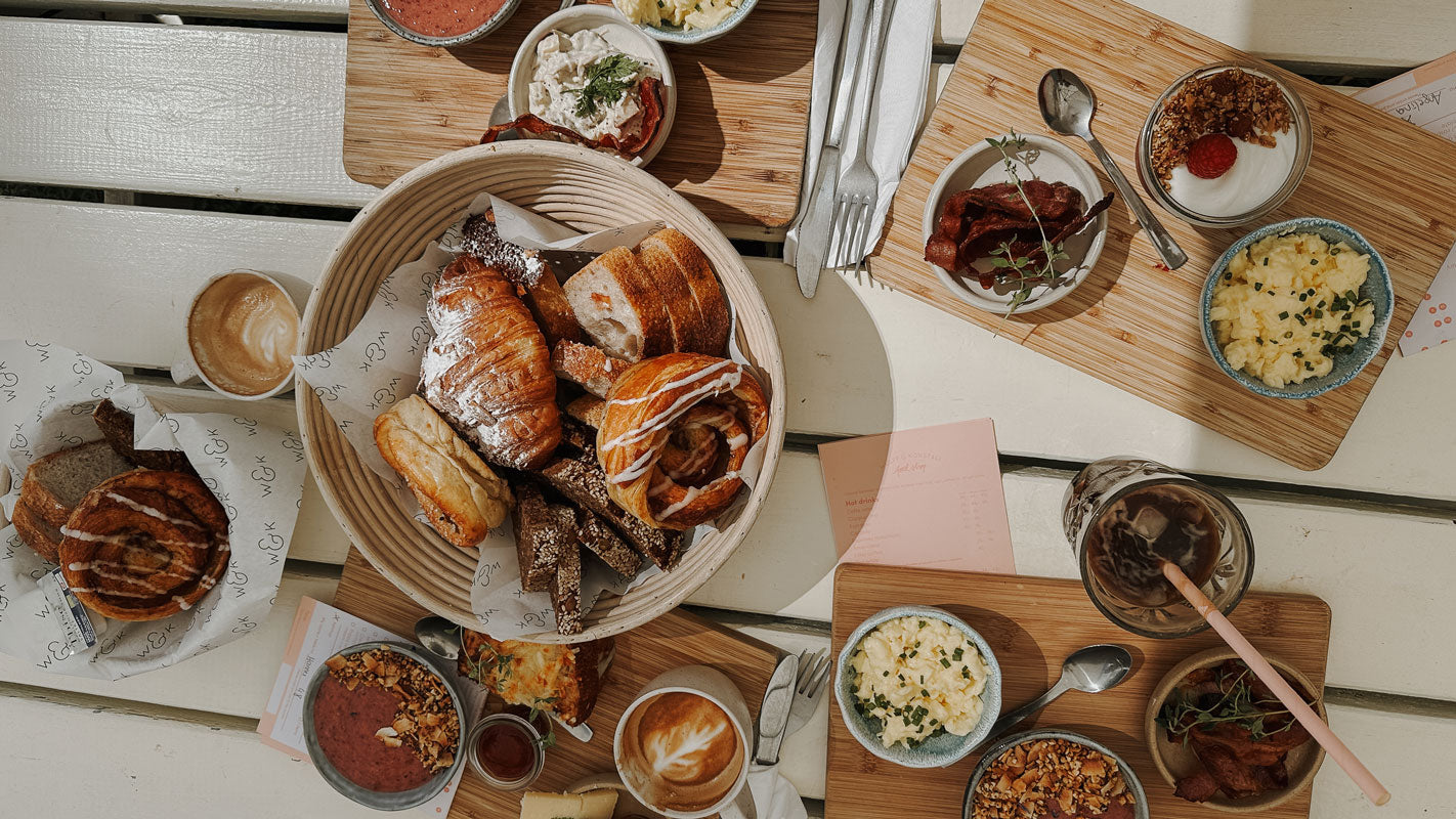 Tisch auf dem verschiedene Gerichte zum Brunchen serviert wurden