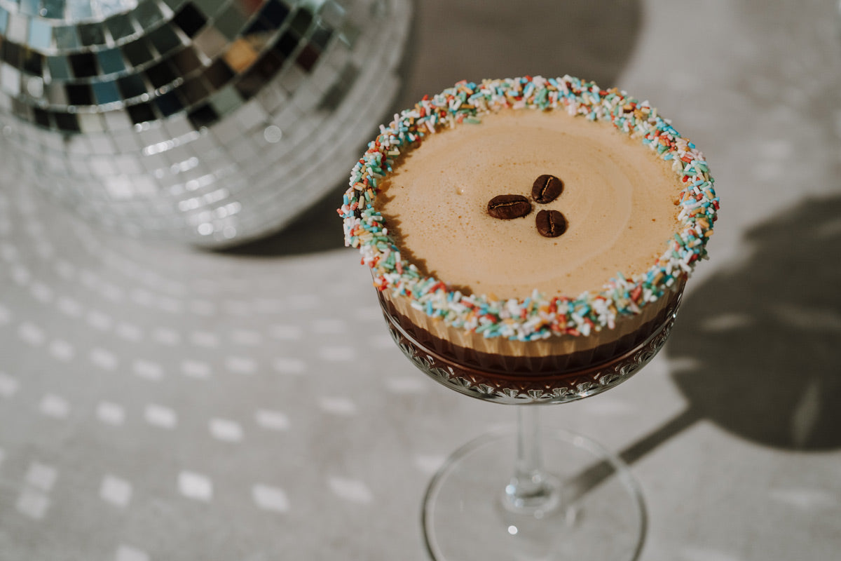 Espresso Martini Variante mit J. Hornig Kaffee und bunten Zuckerstreusel am Glasrand.