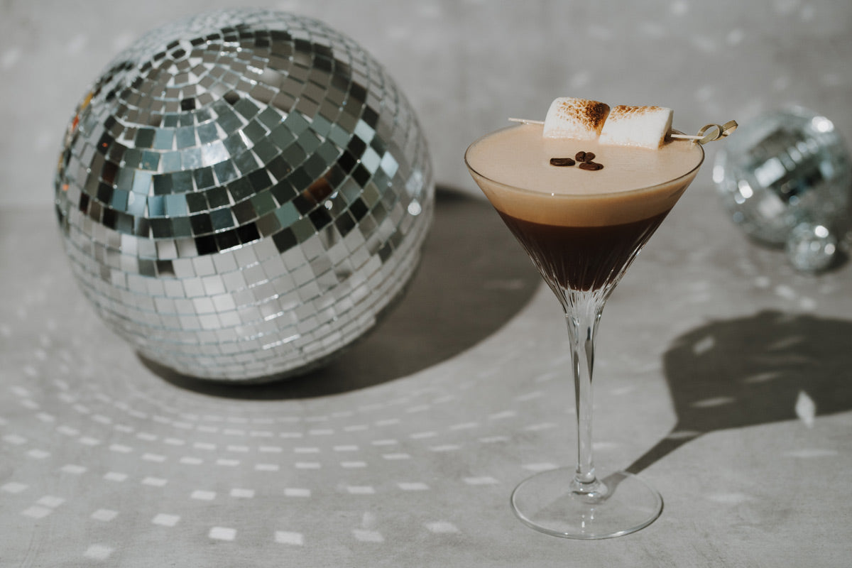 Eine Espresso Martini Variante mit J. Hornig Kaffee und dekoriert mit einem aufgespießten flambierten Marshmallow.