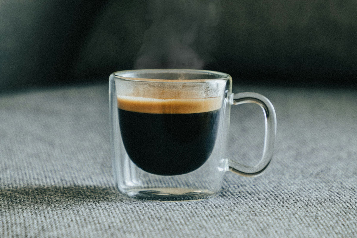 Ein Espresso in einer Tasse aus Glas.