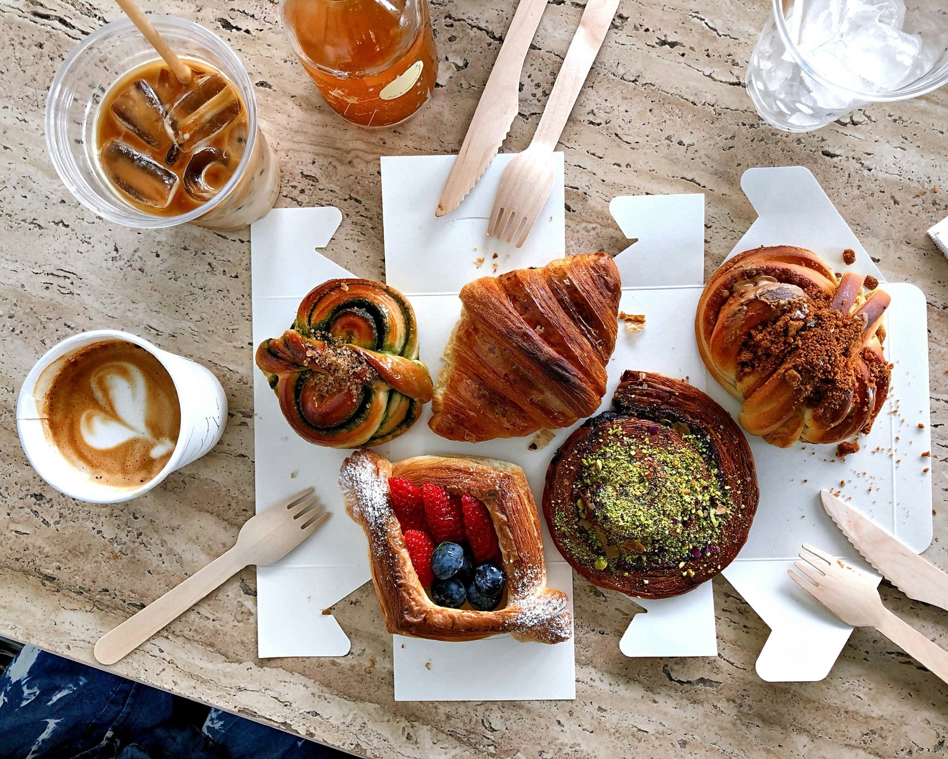 Frühstückstisch bestückt mit Kaffee und Mehlspeisen